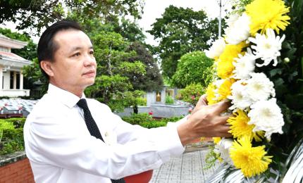 Bí thư Đảng ủy xã Hòn Đất Dương Minh Tâm thực hiện nghi thức trình hoa