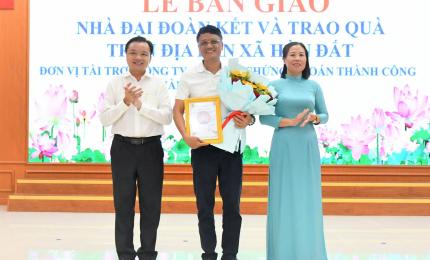 Lãnh đạo xã Hòn Đất trao hoa và giấy cảm tạ cho đơn vị tài trợ.
