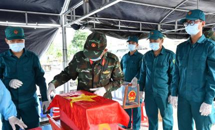 Đội lấy mẫu hài cốt liệt sĩ đang thực hiện nhiệm vụ lấy mẫu