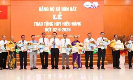 Bí thư Đảng ủy xã Hòn Đất Dương Minh Tâm trao Huy hiệu 35 năm tuổi Đảng cho các đảng viên.