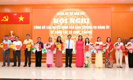 Bí thư Đảng ủy xã Hòn Đất Dương Minh Tâm và đồng chí Phạm Thu Thủy, Phó Bí thư Đảng ủy, Chủ tịch UBND xã trao quyết định giải thể chi bộ trực thuộc Đảng ủy xã.