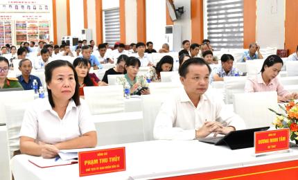 Các đại biểu đang tiếp thu các nghị quyết, chỉ thị của Bộ Chính trị