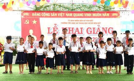 Đồng chí Dương Minh Tâm, Bí thư Đảng ủy xã Hòn Đất đánh trống khai giảng năm học mới.