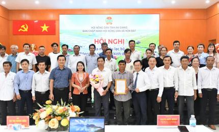 Các đại biểu chụp ảnh lưu niệm cùng Câu lạc bộ “Nông dân sản xuất, kinh doanh giỏi” xã Hòn Đất năm 2026