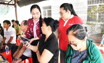 Công chức phòng Văn hóa – Xã hội xã Hòn Đất hướng dẫn người dân thao tác trên ứng dụng VNeID