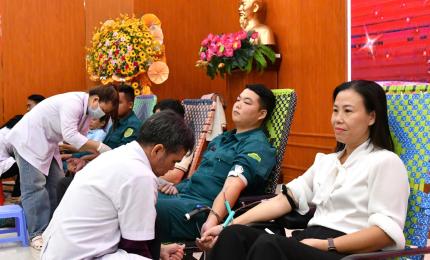 Đồng chí Phạm Thu Thủy, Phó Bí thư Đảng ủy, Chủ tịch UBND xã Hòn Đất tham gia hiến máu tình nguyện cùng các tình nguyện viên.