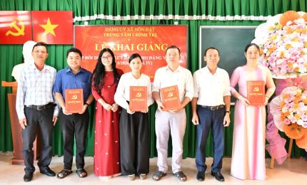 Trung tâm Chính trị xã Hòn Đất trao quyết định phân công chủ nhiệm và Ban Cán sự lớp.