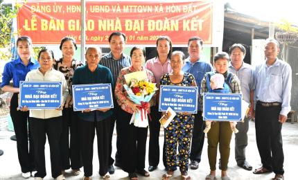 Đồng chí Dương Minh Tâm – Bí thư Đảng uỷ xã Hòn Đất trao tặng quà cho các hộ gia đình