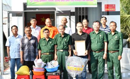 Đại diện Hội CCB Tỉnh An Giang và Hội CCB xã Hòn Đất trao quyết định bàn giao nhà cho CCB Danh Còn, ấp Lình Huỳnh 