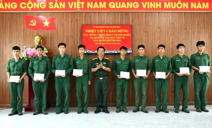 Trung tá Nguyễn Hoàng Nhớ – Chỉ huy trưởng Ban Chỉ huy Quân sự xã Hòn Đất trao tặng quà cho các quân nhân hoàn thành nghĩa vụ quân sự tại ngũ trở về địa phương năm 2026