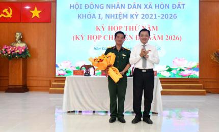 Đồng chí Dương Minh Tâm – Bí thư Đảng uỷ xã Hòn Đất trao tặng hoa chúc mừng Trung Tá Nguyễn Hoàng Nhớ - Chỉ huy trưởng Ban chỉ huy quân sự xã Hòn Đất