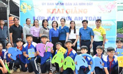 Khai giảng lớp dạy bơi an toàn