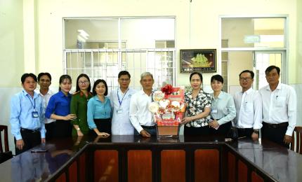 Đoàn công tác thăm và chúc tết tại Trung tâm y tế Hòn Đất
