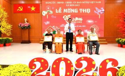 Đồng chí Dương Minh Tâm – Bí thư Đảng uỷ xã Hòn Đất trao giấy chúc thọ người cao tuổi.