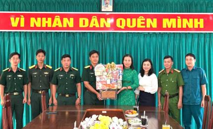 Đồng chí Phạm Thu Thuỷ - Chủ tịch UBND xã Hòn Đất cùng đoàn công tác chúc tết Bính Ngọ 2026 tại Ban chỉ huy phòng thủ khu vực 3 - Kiên Lương