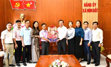 Các đơn vị trường THPT trên đại bàn xã Hòn Đất chúc tết UBND xã 