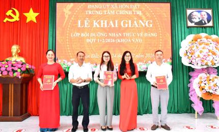 Đồng chí Trần Thị Ngọc Trầm (áo dài đỏ) – Giám đốc Trung tâm chính trị xã Hòn Đất trao quyết định phân công chủ nhiệm lớp và Ban cán sự Bồi dưỡng nhận thức về Đảng (đợt 1)