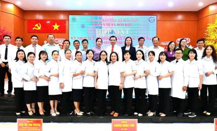 Bí thư Đảng uỷ xã Hòn Đất Dương Minh Tâm trao tặng hoa chúc mừng Trạm y tế xã Hòn Đất nhân dịp kỷ niệm 71 năm Ngày Thầy thuốc Việt Nam.