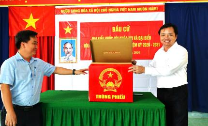 Bí thư Đảng uỷ xã Hòn Đất kiểm tra công tác chuẩn bị bầu cử tại Khu vực bỏ phiếu số 9, ấp Bến Đá 
