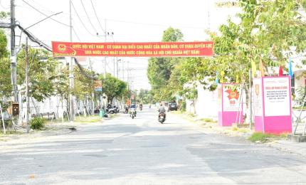 Băng rôn tuyên truyền bầu cử được treo dọc các tuyến đường trên địa bàn xã Hòn Đất