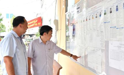 Ảnh 1: đồng chí Ngô Phương Vũ - Phó Chủ tịch Ủy ban mặt trận tổ quốc Việt Nam tỉnh, Trưởng Ban bầu cử số 5 kiểm tra việc niêm yết danh sách người ứng cử