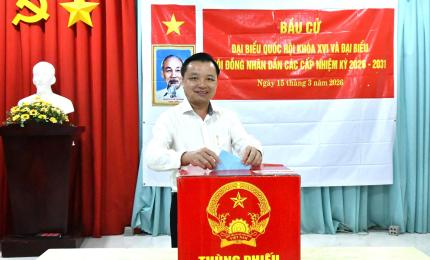 Đồng chí Dương Minh Tâm – Bí thư Đảng uỷ xã Hòn Đất bỏ lá phiếu đầu tiên