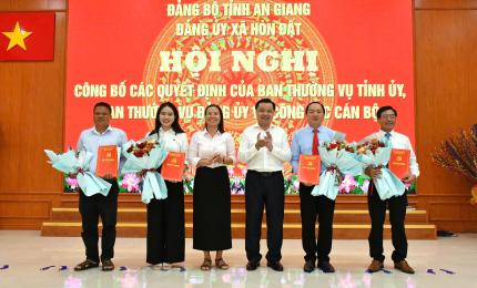 Bí thư Đảng uỷ xã Hòn Đất Dương Minh Tâm và đồng chí Phạm Thu Thủy - Phó Bí thư Đảng uỷ, Chủ tịch UBND xã Hòn Đất trao quyết định và tặng hoa chúc mừng