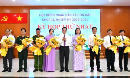 Bí thư Đảng ủy xã Hòn Đất Dương Minh Tâm tặng hoa chúc mừng Chủ tịch, Phó Chủ tịch UBND xã và thành viên UBND xã Hòn Đất, nhiệm kỳ 2026-2031.