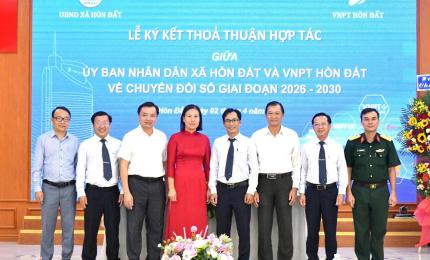 Các đại biểu chụp ảnh lưu niệm