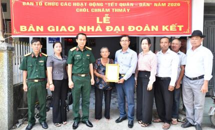 Đồng chí Danh Tha – Phó Giám đốc Sở Dân Tộc và Tôn giáo tỉnh An Giang cùng lãnh đạo chính quyền địa phương trao quyết định bàn giao nhà cho gia đình bà Lý Thị Linh