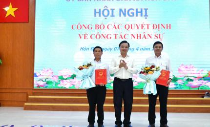 Đồng chí Dương Minh Tâm – Bí thư Đảng uỷ xã hòn đất trao quyết định bổ nhiệm chức vụ Giám Đốc và Phó Giám đốc Trạm y tế xã Hòn Đất