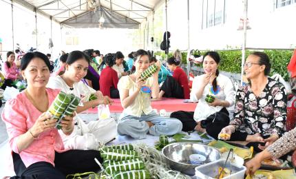 Đội số 6 tham gia phần thi gói bánh tét