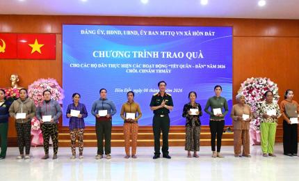 Đại tá Cao Minh Tâm – Phó Chính uỷ, Bộ chỉ huy quân sự tỉnh An Giang trao tặng quà cho người nghèo, hộ cận nghèo, hộ đồng bào dân tộc thiểu số có hoàn cảnh khó khăn