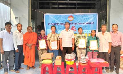 Uỷ ban MTTQ Việt Nam xã Hòn Đất phối hợp tổ chức bàn giao 04 căn nhà Đại đoàn kết
