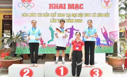 Lãnh đạo UBND xã Hòn Đất trao cờ lưu niệm cho các đơn vị tham gia 