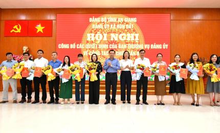 Bí thư Đảng uỷ xã Hòn Đất Dương Minh Tâm và Chủ tịch UBND xã Phạm Thu Thuỷ đã trao quyết định và tặng hoa chúc mừng các chi bộ cơ sở trực thuộc Đảng ủy xã
