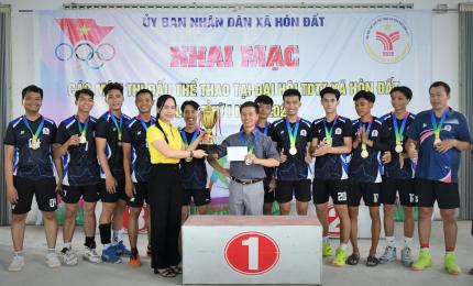Lãnh đạo xã Hòn Đất chụp ảnh lưu niệm cùng các vận động viên tham gia môn bóng chuyền nam 
