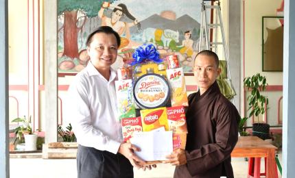 Bí thư đảng uỷ xã Hòn Đất thăm, chúc mừng và trao tặng quà tại chùa Long Sơn, ấp Hòn Đất.
