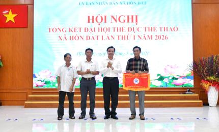Đồng chí Dương Minh Tâm – Bí thư Đảng ủy xã Hòn Đất trao gaii3 nhất toàn đoàn cho Chụm số VIII