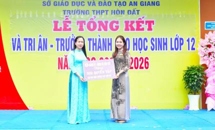 Đồng chí Đào Thị Thu Huyền – Phó Chủ tịch UBND xã Hòn Đất trao bảng tương trưng tặng 500 quyển tập cho Trường THPT Hòn Đất