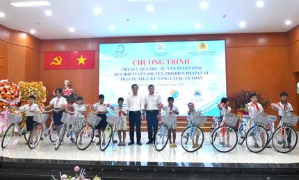 Đồng chí Vũ Đức Thiện – Phó Chủ tịch UBND xã Hòn Đất cùng đơn vị tài trợ trao tặng xe đạp cho học sinh nghèo