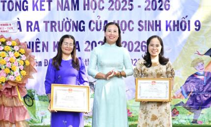 đồng chí Phạm Thu Thủy - Phó Bí thư Đảng uỷ, Chủ tịch UBND xã Hòn Đất trao bảng tượng trưng tặng 5 triệu đồng  cho học sinh Trường THCS Thị trấn.