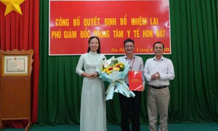 đồng chí Đoàn Thanh Hùng – Phó Giám đốc Sở y tế An Giang và đồng chí Phạm Thu Thủy- Phó Bí thư Đảng uỷ, Chủ tịch UBND xã Hòn Đất đã trao quyết định và trao tặng hoa chúc mừng đồng chí Trần Hải Toàn
