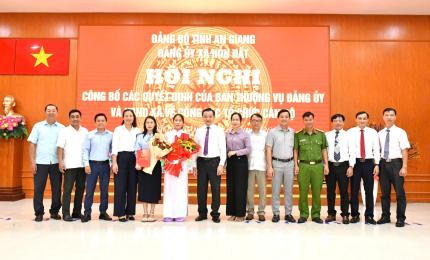 : Lãnh đạo xã Hòn Đất chụp ảnh lưu niệm các đồng chí được điều động, bổ nhiệm 