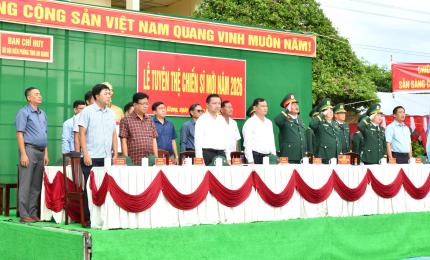 Đồng chí Dương Minh Tâm – Bí thư Đảng uỷ xã Hòn Đất dự lễ tuyên thệ chiến sĩ mới năm 2026 tại Tiểu đoàn Huấn luyện - Cơ động 1.