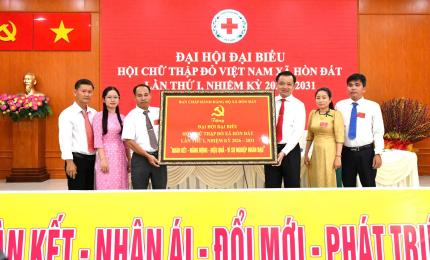 Đồng chí Dương Minh Tâm – Bí thư Đảng ủy xã Hòn Đất tặng đại hội bức chướng