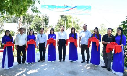 Lãnh đạo chính quyền địa phương và đơn vị tài trợ thực hiện nghi thức cắt băng khánh thành cầu kênh 5, ấp Sơn Thái