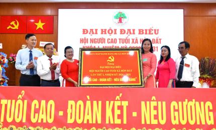 Đồng chí Phạm Thu Thủy - Phó Bí thư Đảng ủy, Chủ tịch Ủy ban nhân dân xã Hòn Đất tặng đại hội bức trướng