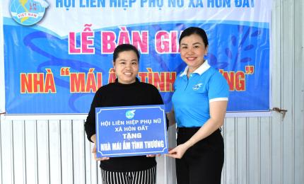 Đồng chí Đinh Thị Phương Lan – Phó chủ tịch Ủy ban MTTQ Việt Nam xã Hòn Đất, Chủ tịch Hội LHPN xã bản tượng trưng bàn giao nhà cho gia đình chị Võ Thị Nhung, ấp Bến Đá