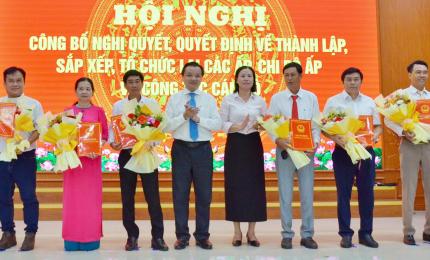 :Bí thư Đảng ủy xã Hòn Đất Dương Minh Tâm và Chủ tịch UBND xã Hòn Đất Phạm Thu Thủy trao quyết định chỉ định các chức danh trưởng ấp, phó trưởng ấp đối với 6 ấp mới thành lập.